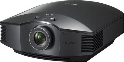 Sony VPL-HW30ES sort videoprojektor, set lidt fra siden forfra, linse til venstre, ventilationsriste øverst