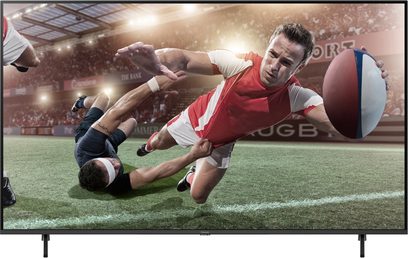 Panasonic TX-55MX950E-fjernsyn, der viser en rugbyspiller, der tackler en modstander på en græsplæne i nærbillede