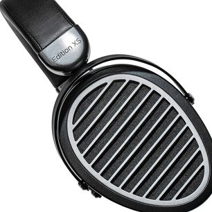 Sluchátka Hifiman Edition XS s otevřenou konstrukcí, detailní pohled z profilu na pravý měnič, kruhová kovová mřížka