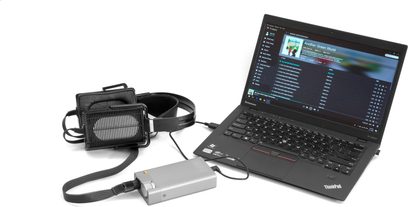 Przetwornik cyfrowo-analogowy (DAC) audio STAX SRM-D10, laptop ThinkPad, słuchawki audio i kable na białym tle