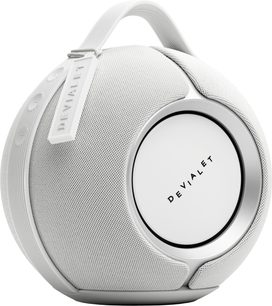 Kaasaskantav Bluetooth-kõlar DEVIALET Mania valge, sfäärilise disainiga ja integreeritud käepidemega, kolmveerandvaates