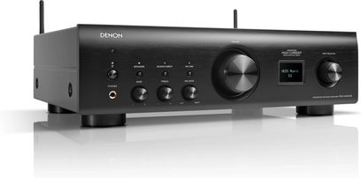 Denon PMA-900HNE svart stereo hi-fi-forsterker, frontvisning, svart frontpanel med sølvfargede knapper og hjul, grønt display