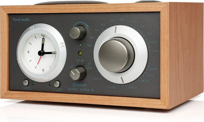 Radio Tivoli Model Three BT din lemn de cireș și fațadă taupe, vedere 3/4 din față, ceas analog și selector mare