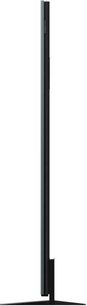 TCL 65C9K højopløsnings-tv i sort med metalramme og slankt profil, set fra højre side, placeret på en central metalfod