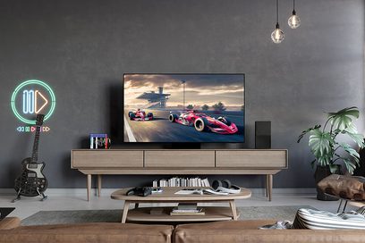 Samsung F-TQ77S95D-BF højdefinitions-tv monteret på væggen, træmøbel med skuffer, guitar, grøn plante, hængelamper