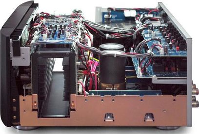 Marantz AV8802A lyd/video-forstærker og MM8077 effektforstærker i sort, indvendigt billede der viser de elektroniske komponenter