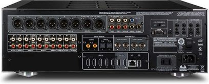 Svart NAD M17 V2i hemmabioprojektor, frontpanel, många ingångar och knappar, centralt LED-fönster