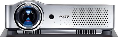 Sanyo PLC-XU84 sølvfarvet videoprojektor, set forfra, objektiv med blå linse, perforeret ventilationsgitter
