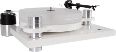 Hi-fi vinylový gramofón Block PS-100+ biely, priehľadný akrylový tanier, valcové nožičky z lešteného kovu, čierne ramienko, externý valcový motor poháňaný remeňom, pohľad z pravého predného trojštvrťového uhla