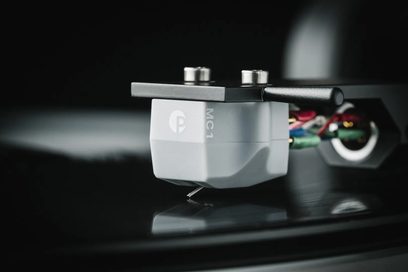 Pickup til hi-fi pladespiller Pro-Ject Pick It MC1 lysegrå med synligt logo, set fra siden på sort baggrund