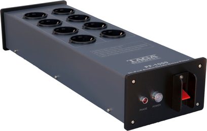 Multiprise Taga Harmony PF-1000 i sort, 8 stik, afbryder og fase/strøm-indikatorer, perspektivisk oversigtsvisning