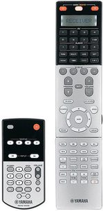 Yamaha RX-V3067 sort hjemmebiografsforstærker med to fjernbetjeninger, en stor og en lille, med knapper og LCD-skærm