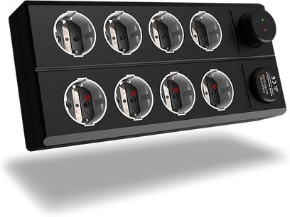 Sort EAT Essential Audio Tools MM8 multistikdåse med 8 sølvfarvede runde stikkontakter, set forfra i let nedadgående vinkel