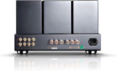 Cayin CS-845A Reference sølv integreret stereo rørforstærker i metal, set bagfra med tre rektangulære transformatorhætter, række af guldbelagte RCA-indgange, skrueterminaler til højttalere og IEC-strømstik