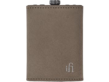 iFi Audio Hip Dac 3 Hülle aus grauem Wildleder-Look, Vorderansicht, Nähte, schwarzer Drehknopf oben, gesticktes Logo