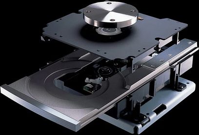 Esoteric SA-50 sort CD-afspiller, set oppefra i perspektiv, åben bakke, synligt mekanisme, metalchassis