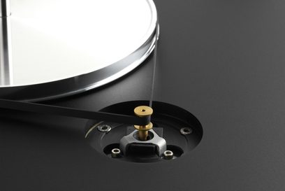 Sort og sølvfarvet ClearAudio Concept Maestro pladespiller, nærbillede af tonearmen med pickup og gylden modvægt