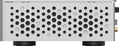 Boîtier rectangulaire en aluminium argenté, vue latérale droite, large panneau latté de trous circulaires de ventilation et deux pieds cylindriques noirs en dessous