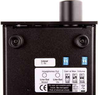 Preamplificator pentru căști Lehmann Audio Linear negru, vedere frontală, 2 butoane rotative, 4 întrerupătoare, 2 mufe pentru căști, finisaj mat negru