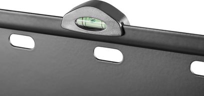Siyah mat metal TV duvar askısının üst kısmına entegre su terazisi, üç oval delikli