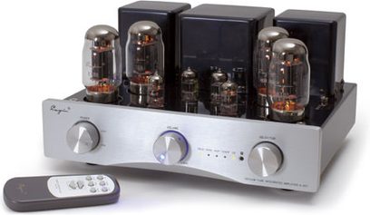 Sort Cayin A-55T hi-fi stereoforstærker med 6 rør, sølvfarvet front, knapper og fjernbetjening, set fra en perspektivisk forside