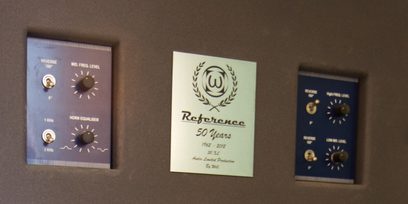 Tre sorte drejeknapper på en beige plade, med en etiket "Reference 50 Years 1946-1996 Audio Limited Production by Paul"