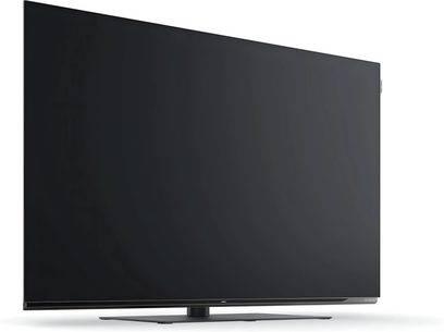 Televizor Loewe We. SEE 55 OLED dc negru cu ecran plat, vedere din față ușor din unghi pe suport central