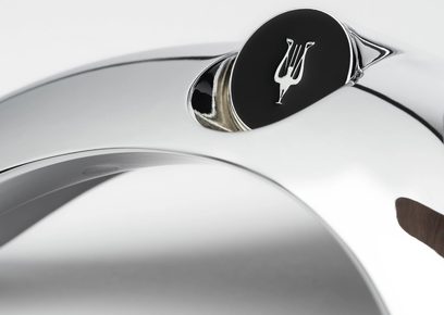 Aksesuārs HI-FI austiņām Meze Audio Manta Headphone Stand hroma izdevums, izliekta konstrukcija ar spīdīgu apdari, balts logotips uz melna diska