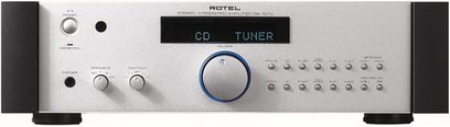 Afdæmpet front i børstet sølvfarvet metal på en Rotel RA-1070 stereo hi-fi-forstærker med drejekontakter og blåt display
