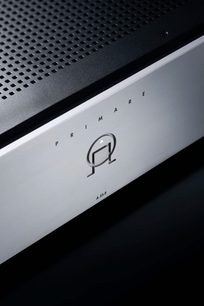 Primare A35.8 sort effektforstærker, frontvisning i nærbillede af logo og perforeret sort metalgitter