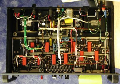 Manley 440/200 printplade med farvede elektroniske komponenter, tæt ledningsføring og stik, nærbillede af indersiden