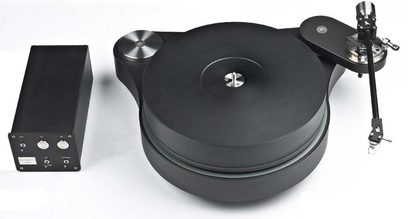Sort TW-Acustic Raven GT pladespiller, set ovenfra med tonarm, på hvid baggrund, ledsaget af en kontrolboks