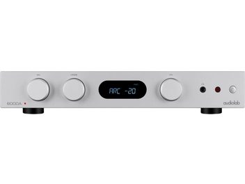 Sølvfarget integrert stereo hi-fi-forsterker Audiolab 6000A MKII, stilren front med tre store knotter og sentralt plassert blått digitalt display