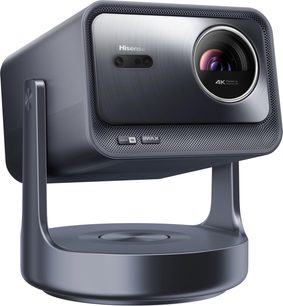 Videoproiector Hisense C2 Ultra, vedere din trei sferturi, carcasă dreptunghiulară gri, lentilă circulară în dreapta, suport rotunjit