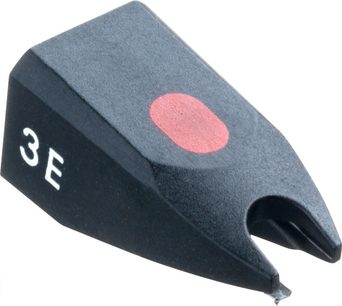 Diamant za gramofonsko iglo Ortofon Stylus 3E, perspektivni pogled, črno ohišje, rdeča točka, bel napis "3E"