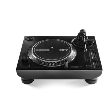 Juodas metalinis ir plastikinis vinilo grotuvas Reloop RP-7, aliuminio su taškais diskas, S formos rankena, pitch reguliavimo faderis, trijų ketvirčių vaizdas