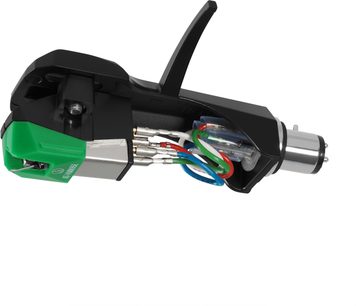 Grøn Audio Technica AT-VM95E/H pickup monteret på sort headshell, set fra siden med farvede kabler