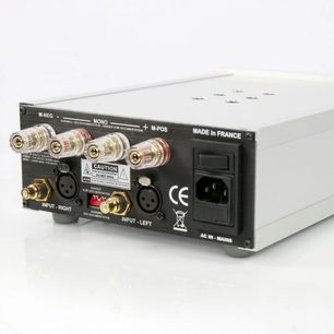 Hi-fi výkonový zesilovač M-POS 3D Lab Nano, zadní strana, detailní pohled, pozlacené RCA audio konektory, vypínač, síťová zásuvka