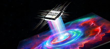 Fladskærms-tv med Micro RGB AI Engine-chip og flerfarvet galaksevisning set skråt forfra