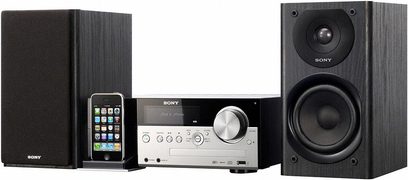Sony CMT-MX700I mini hi-fi-anlæg bestående af en forstærker-tuner, en cd-afspiller, en iPod-dock og to højttalere, set forfra