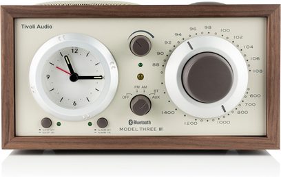 Radio de birou Tivoli Model Three BT din lemn de nuc, bej, cu ceas analogic și buton mare de reglare, vedere din față