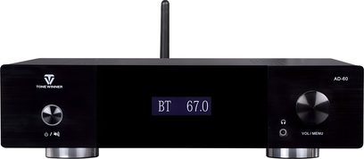 Sort integreret stereo-forstærker Tonewinner AD-60, front med centralt BT-display, to knapper og bageste antenne