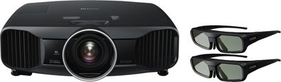 Epson EH-TW9100 sort videoprojektor, to par 3D-briller, på hvid baggrund, set forfra