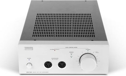Sluchátkový předzesilovač STAX SRM-700S, pohled shora, čelní panel s ovládacími prvky a ventilační mřížkou, šedé kovové pouzdro
