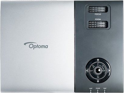Optoma EP752 grå videoprojektor, set forfra, med to VGA-indgange, zoom og fokus, lampeindikator tændt