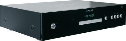 Sort Carat C57 CD-afspiller, frontpanel med LCD-display, sølvfarvede knapper og kontrolhjul, set forfra