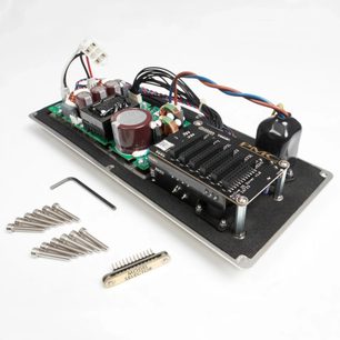 Uitbreidingskaart voor hifi-elektronica, bovenaanzicht, elektronische componenten, veelkleurige kabels, zilveren schroeven, inbussleutel, modelkeuzeschakelaar