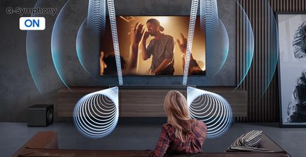 Černý matný soundbar z kovu a plastu, pohled zepředu, tenký obdélníkový profil s jemným předním mřížkováním, doplněný o sladěný krychlový subwoofer
