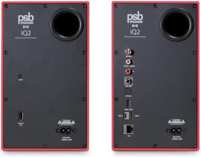 Chytré reproduktory PSB iQ2 v červené ember, zadní pohled na pár s audio porty, HDMI eARC, USB a LAN
