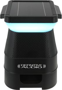 Přenosný Bluetooth reproduktor Definitive Audio Solar Easyrider, pohled zepředu, černá perforovaná mřížka, solární panel, modré světlo